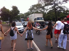 Acadêmicos da UEM fecham parte da Av. Colombo em protesto